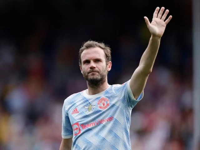 manchester united s juan mata acknowledges fans after the match photo reuters