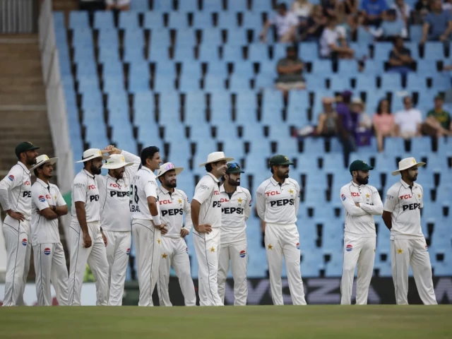 pakistan players gather on the field during a test match against south africa photo afp