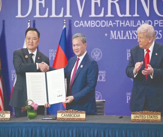 us president donald trump looks on as cambodia s prime minister hun manet c and thailand s prime minister anutin charnvirakul hold up signed documents during a ceremonial signing of a ceasefire agreement photo afp