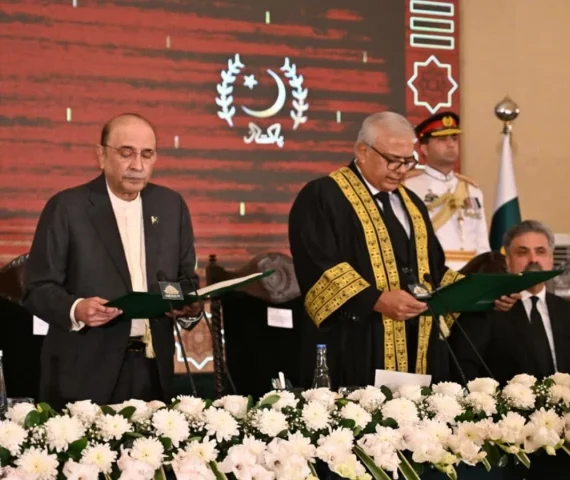 president asif ali zardari administers the oath to justice aminuddin khan as chief justice of the federal constitutional court during a ceremony at aiwan i sadr on friday photo app